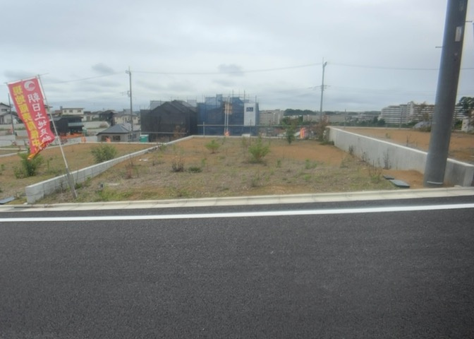 土地の面積＝住宅面積ではありません。建ぺい率の問題などで、土地のある場所によって住宅を建てられる面積は限られています。高さもしかり、「土地」という言葉の中には、建築条件も含まれると考えておきましょう。