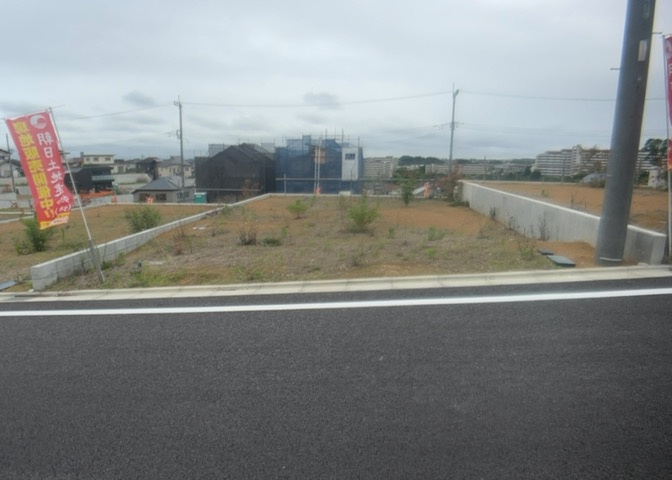 家を建てる場合、方位は要チェックです。現実的に日当たりのよい家ならばリビングは南側、建築基準法でも北側に当たる家への配慮は求められています。土地を見学に行く際は、方位磁針を持って行くようにしましょう。