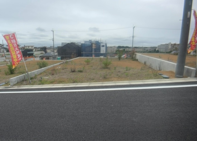 土地を買う際、住む地域の自治体や福祉の補助制度にも注目してみましょう。子供や老人の医療補助やゴミ出しのルールなど、自治体によってルールに大きな違いがあるため、暮らしやすい土地で判断するとよいでしょう。