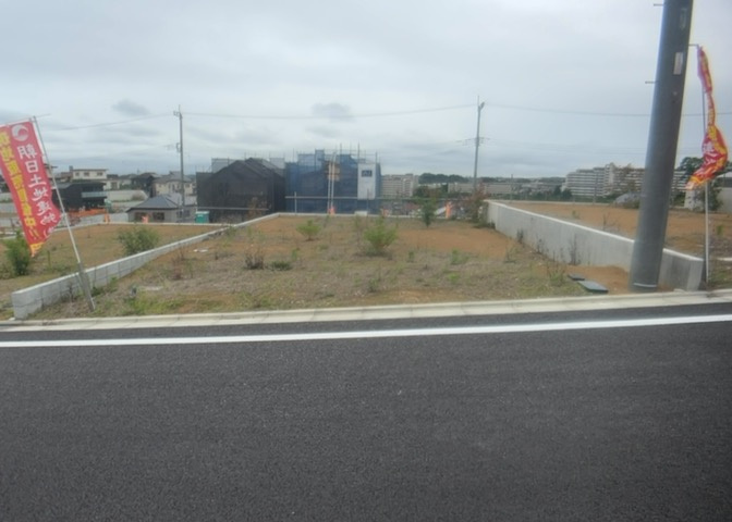 土地の前の道路に消火栓が設置されていることがあります。この場合、道路交通法第45条第1項により、駐車禁止の場所が指定されています。そのため、車庫などの駐車スペースをつくることができない場合があります。