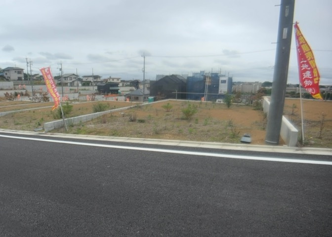 現地に行くなら、物件の周囲の地形がどうなっているかを見ることも大切です。周辺より低くなっている土地では、大雨などで水が集まりやすいため、地盤が弱くなっているということも考えられるため、注意が必要です。