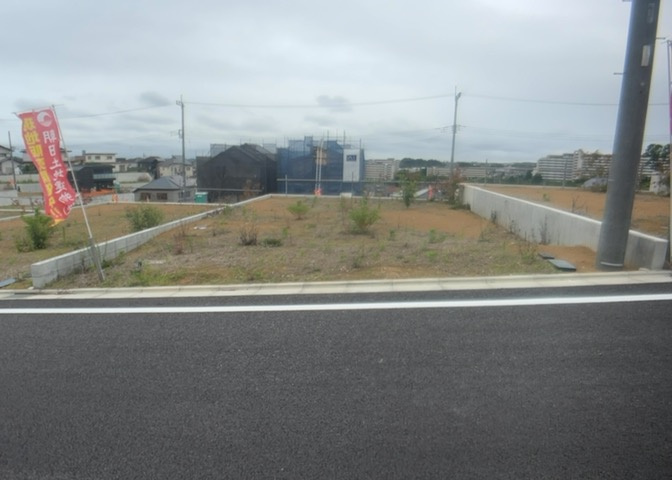 土地購入を検討されている場合、境界杭がない状態で購入してしまうと境界確定測量をする必要があり、費用がかかります。購入の前に、売主、隣土地所有者立ち合いのもと境界を確定し境界杭を設置するのがベストです。