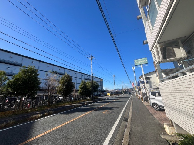 眺望の良さを楽しめるダイニングキッチンで家族団らんの時間を過ごしてはいかがでしょうか。バルコニーから見える景色を家族で眺める時間は、時間が経つのを忘れてしまいそうですね。是非、現地を見に行きましょう！