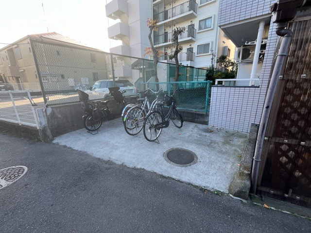 マンションの駐輪場は、事前に空きがあるか確認を取ると安心です。せっかく入居したのに駐輪スペースがない！なんてことになったら大変ですよね。そこで、内見時や購入前にはまず事前に確認しておくと良いでしょう。