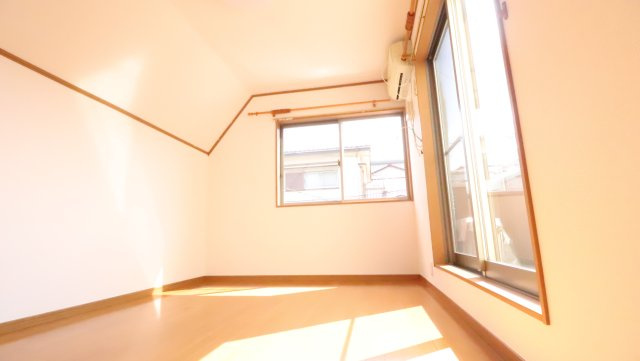 やわらかな光と安心感に包まれる部屋　
