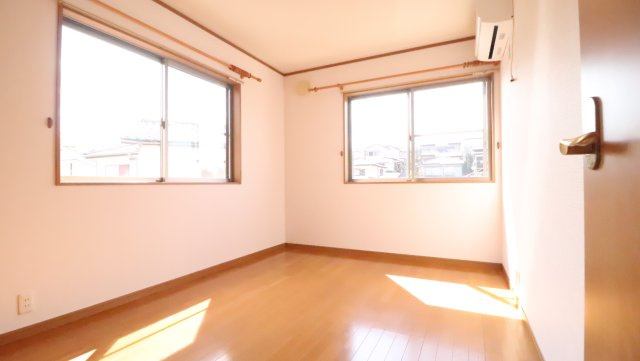 “今は収納部屋、将来は書斎”。暮らしのステージにあわせて形を変えられる、頼れる一部屋です　