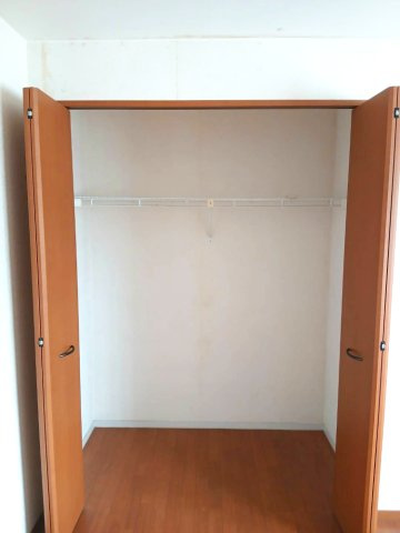 【収納／現地完成写真】奥行のあるクローゼットが居室についています。収納ラックなどを置くのもいいです。