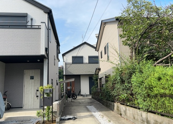 バルコニーは、建物内から室外へ楽に出入りできる便利なスペースです。また、バルコニーには手すりを付けることが義務付けられており、手すりの高さは110cm以上で施工することが建築基準法で定められています。