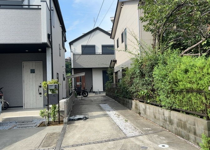 両面バルコニーは、バルコニーそのものの機能というよりかは設置の仕方による名称です。複数のバルコニーを東西や南東などの相対する場所に設置することで、通風や採光が確保しやすくなるというメリットがあります。