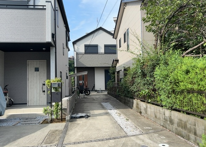 玄関は家の顔と言っても過言ではありません。現地を見学する際は玄関の広さや全体のバランスなどを見てみるといいでしょう。一般的なアプローチのしやすさだけではなく、お年寄りにも優しい設計のものだと安心です。