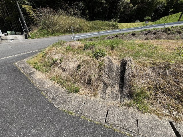 【排水設備完備で安心】　敷地前面にはU字溝が整備されており、雨水の排水計画もスムーズです。大雨の際も安心感のある住環境が整っています。