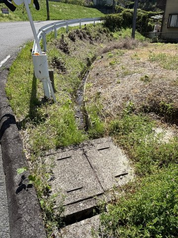 道路境界に沿って側溝が整えられており、敷地全体の境界が分かりやすく、手入れのしやすい状態です。