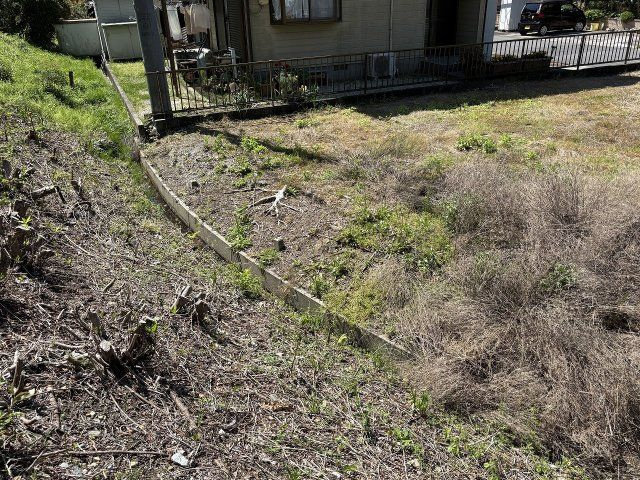 【境界が明確で安心の取引】　隣地との境界にはコンクリートの土留めが施工されており、敷地の範囲がはっきりと目視で確認できます。境界トラブルの心配が少なく、安心してお取引いただける物件です。