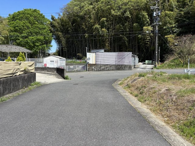 【ゆとりある前面道路で運転も安心】　前面道路には十分な幅員があり、視界もひらけているため、大きなお車でのすれ違いや敷地への入庫もスムーズに行えます。運転が苦手な方でも安心のアクセス環境です。