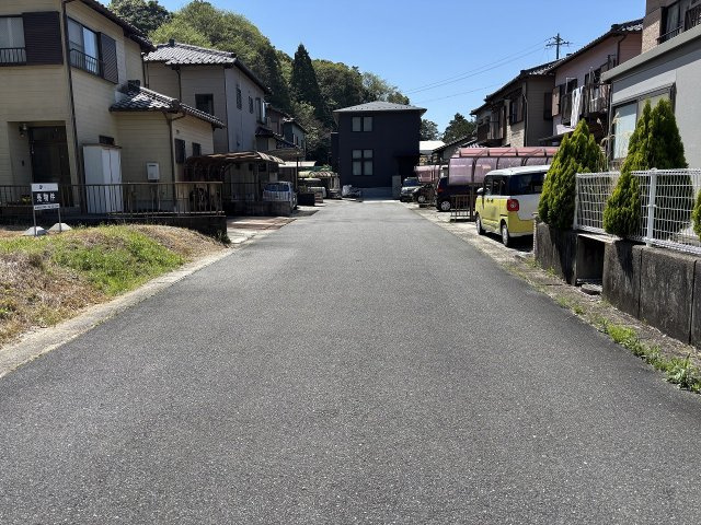 【交通量が少なく、静かな住環境】　通り抜け車両が少ない落ち着いた道路に面しており、小さなお子様がいるご家庭でも安心感があります。家の前でゆっくり荷降ろしができるのも、日々の暮らしには嬉しいポイント。