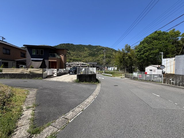 【お車の出し入れもストレスフリー】　道路のカーブ部分に面しており、多方向への見通しが良いため、安全に、かつスムーズにお車の出し入れが可能です。毎日の通勤や送り迎えも快適に行えます。