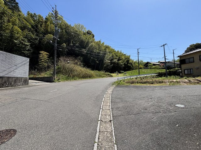 【開放的な空が広がる、ゆとりある道路】　前面道路は視界がひらけており、圧迫感が全くありません。青空が大きく広がるこの景色は、この立地ならではの贅沢。