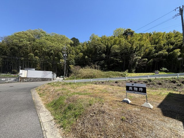 【緑に抱かれた癒やしの住環境】　背後には美しい竹林や木々が広がり、家にいながらにして四季の移ろいや鳥のさえずりを感じられる、贅沢なロケーションです。