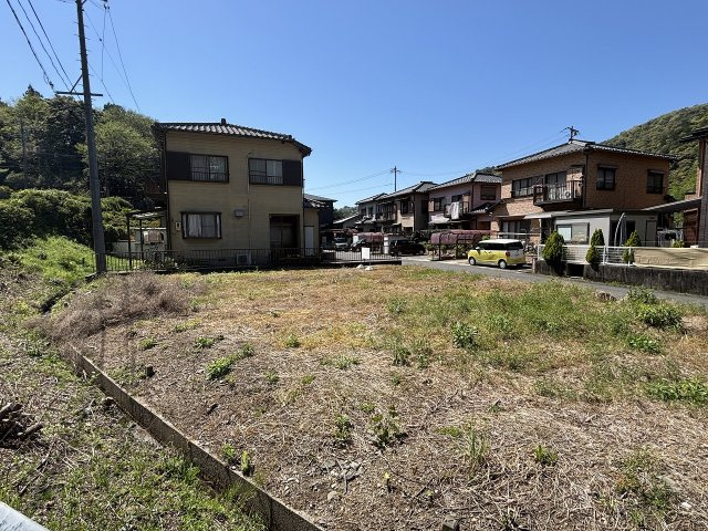 周囲は戸建てが立ち並ぶ整った街並み。小さなお子様がいるご家庭や、静かな環境を求める方に最適です。