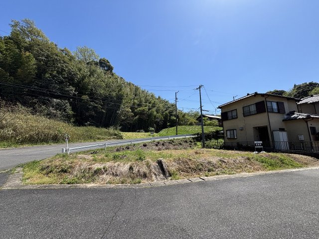 二方向（角地）が道路に面しており、隣地との間隔が保てるため、圧倒的な開放感とプライバシーを両立できます。
