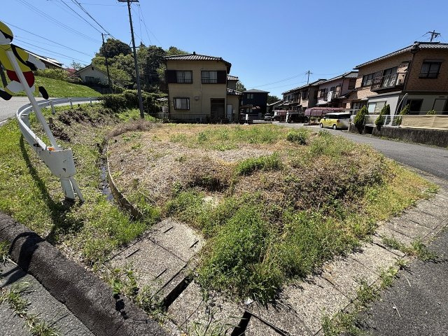 【多用途な庭スペース】　敷地の形状を活かして、日当たりの良い南側にウッドデッキやドッグラン、家庭菜園などを設けるゆとりがあります。