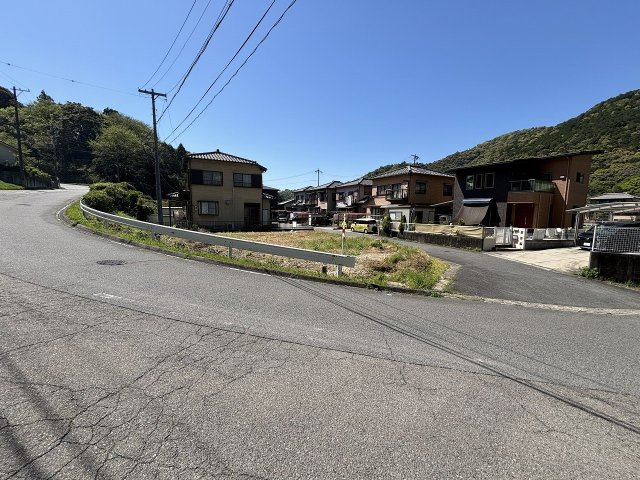 【水はけ・通風良好】　高低差があることで風が通りやすく、湿気がこもりにくいのも大きなメリット。快適な住まいづくりに最適なコンディションです。