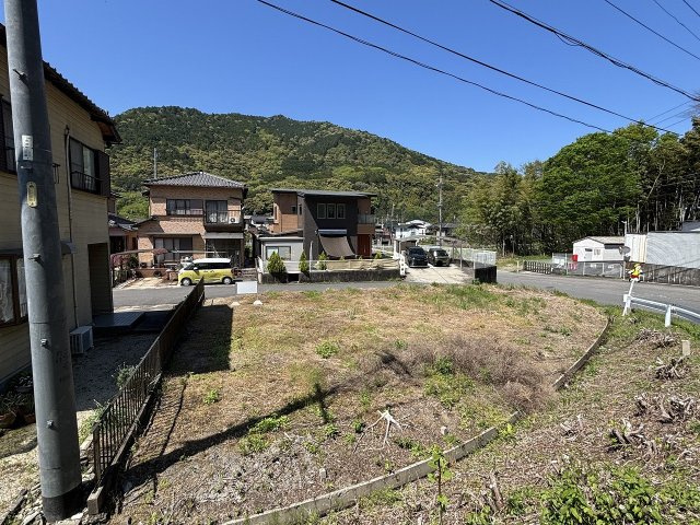 【マウンテンビューを楽しむ暮らし】　背後に広がる緑豊かな山並みが、都会の喧騒を忘れさせてくれます。2階にリビングやベランダを設ければ、季節ごとに表情を変える山を借景として楽しめます。