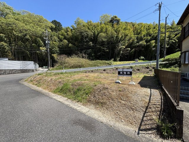 【静寂と緑に包まれた、心整う邸宅地】　目の前に広がるのは、目にも鮮やかな竹林と豊かな自然。朝は鳥のさえずりで目覚め、夜は静寂に包まれる、都会の喧騒を忘れた贅沢な時間がここには流れています。