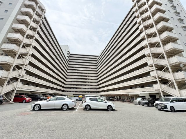 15階建ての4階角部屋のため全室に窓があり開放的♪総戸数273戸の大規模ならではの充実した管理体制◎