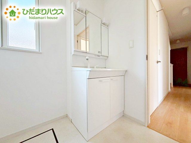 シンプルなデザインで明るく、使いやすい洗面所は、収納もたっぷり！清潔感もあり毎日の準備が気持ちよくできる空間になります。