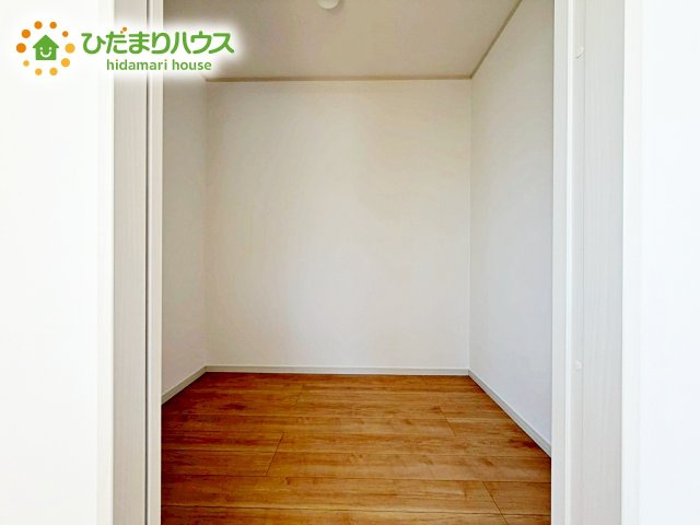 衣類だけでなく、キャリーバッグや衣類ボックスの収納も容易となる大型サイズで設計されたウォークインクローゼット。