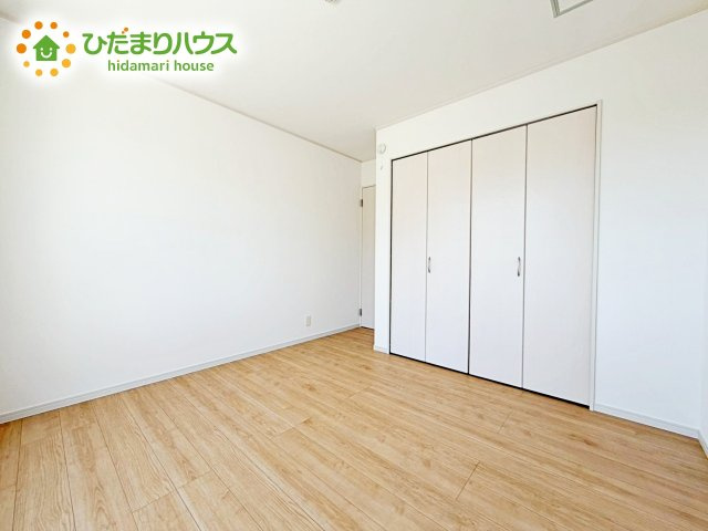 洗練された空間にやわらかい光が差し込み、お気に入りの家具や小物が映えます。
