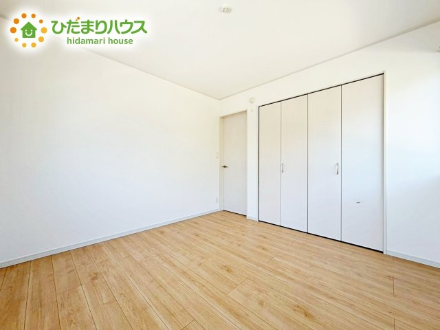 柔らかい陽光が差し込む明るいお部屋を演出する設計。彩光の取れる窓が気持ちの良いお部屋を創り上げます。