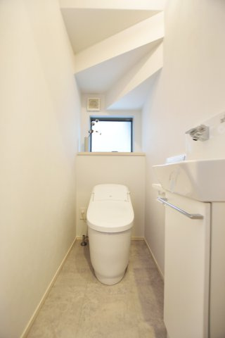白を基調にした、快適で使いやすいトイレ　※施工イメージ
