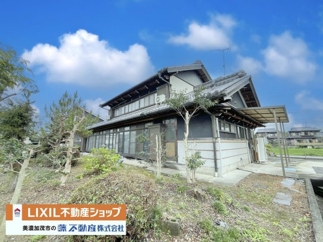 縁側からは広いお庭を眺めながらゆったりと過ごせます！
