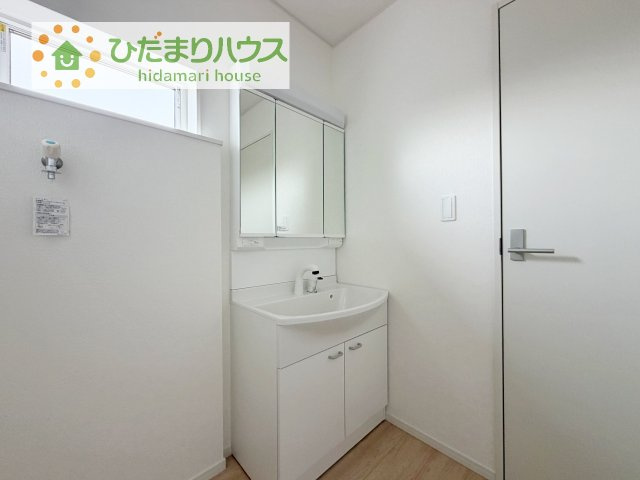 三面鏡の大きな鏡は憧れます(^^♪　鏡の後ろは収納となっていて、細かいものでも収納できるのでスッキリと整理できます！