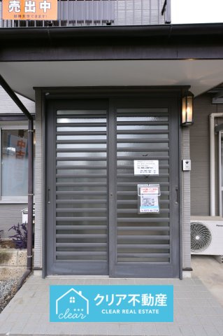 落ち着いたカラーの大きなドアは出入りしやすいスライド式♪