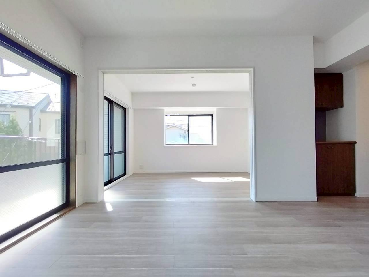 角部屋ならではの2面採光。たっぷり陽光が差し込む、明るく開放感に満ちた住空間です。