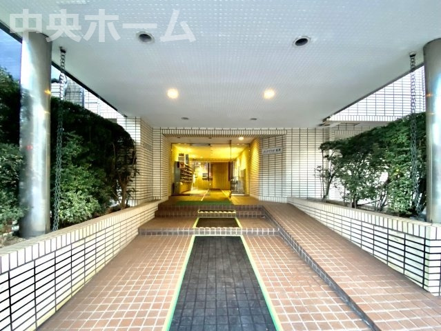 【エントランス】マンションのエントランスは、その物件の印象を決める、顔とも言える場所です。毎日通る場所ですからきれいなのが良いです。