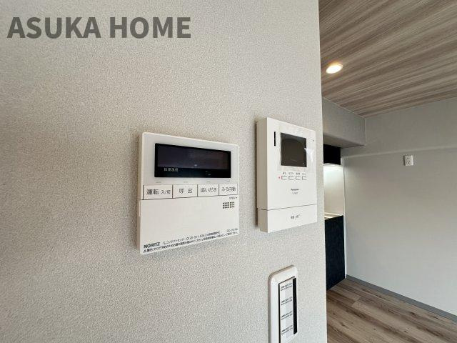 キッチン横には、テレビモニター付きインターホンや片手間でお風呂の準備が楽々な給湯器などの設備も充実。