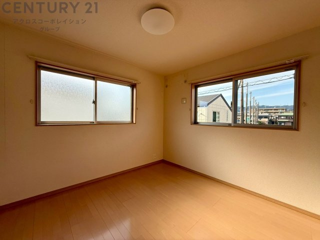 子供部屋…創造性や成長を促す遊びの空間を提供。学習や趣味に集中できる環境を整えます。個別のプライベートスペースは自己表現と自立心を育み、心地よい睡眠環境を整えリラックスできる場所を提供。