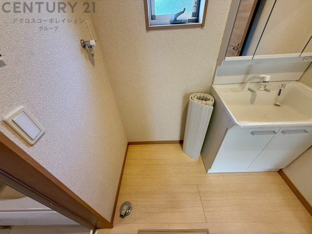 洗濯物の仕分け作業がしやすく、整理整頓が容易になります。洗濯音や湿気を他の部屋に持ち込まず、生活環境を快適に保ちます。上部を活用すれば収納スペースを確保でき洗剤や洗濯用品の整理もしやすくなります。
