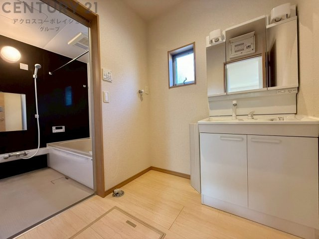 衣服の収納や脱ぎ着や整理整頓がしやすく、湿った衣類を乾燥させるスペースがありカビや臭いの発生を防ぎます。床の汚れを他の部屋に持ち込まず清潔を保つことができます。また快適な入浴環境の整備にも役立ちます。