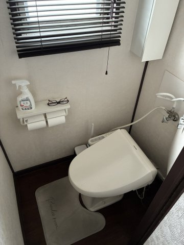 トイレには窓が付いていますので、換気が可能です。