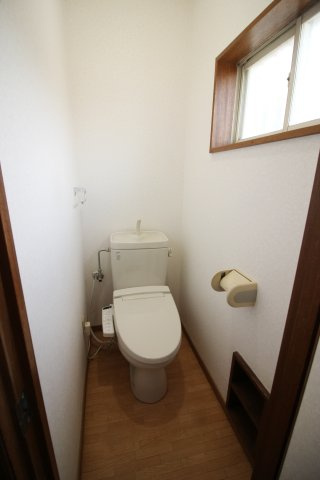 【渋川市金井　中古一戸建住宅のトイレ】