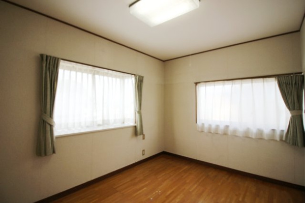 【渋川市金井　中古一戸建住宅の洋室】