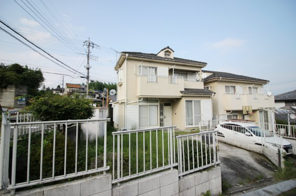 【渋川市金井　中古一戸建住宅の前面道路含む現地写真】
