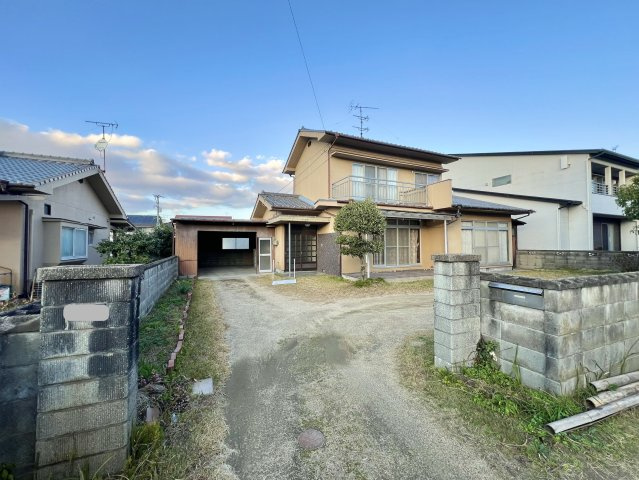 敷地面積約102坪、南向きで陽当たり良好。お庭や駐車スペースも確保できる広さで、家族向けの住まいに最適な土地です。子育てにも適した環境が整っています。暮らしの夢をかなえる場所としてぜひご検討ください。