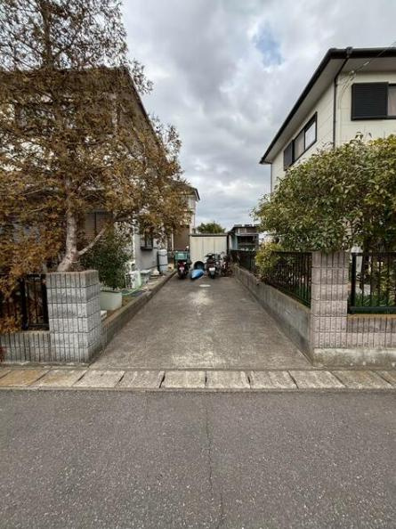 ご家族でお車に乗る方に！駐車場2台分あります！