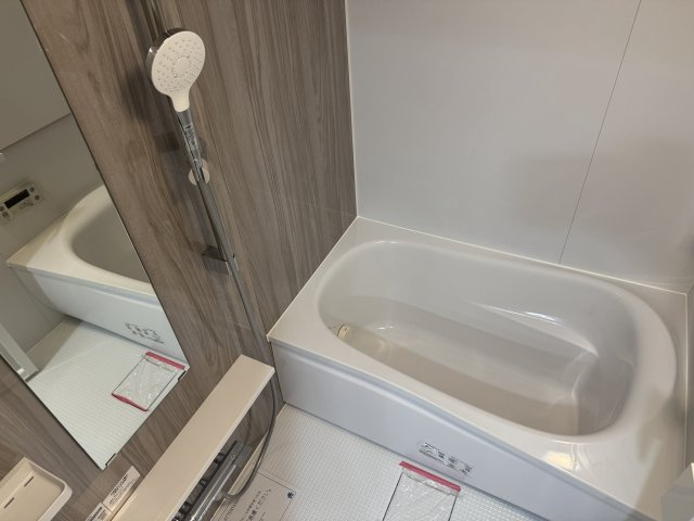 木目調パネルが心地よい、ゆったり寛げるバスルーム